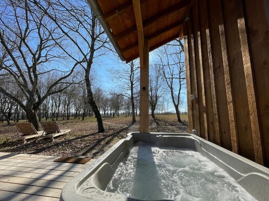 Dome Insolite Lichen Jacuzzi Et Petits-Dejeuners Inclus Gondrin المظهر الخارجي الصورة